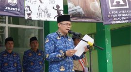 Caption
Kepala MAN 1 Garut memimpin upacara Hari Anak Nasional Ke-42 sebagai bentuk komitmen mewujudkan madrasah ramah anak.