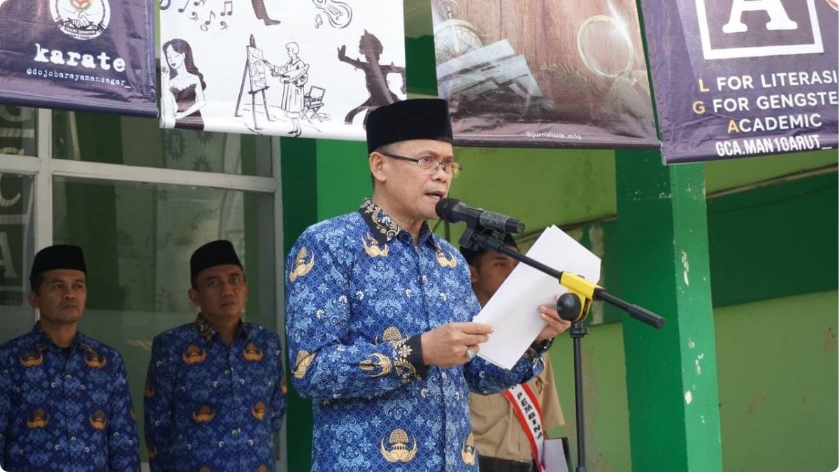 Caption
Kepala MAN 1 Garut memimpin upacara Hari Anak Nasional Ke-42 sebagai bentuk komitmen mewujudkan madrasah ramah anak.