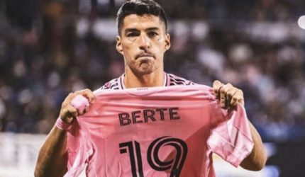 Ilustrasi selebrasi Luis Suárez untuk Germán Berterame.