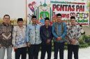 Kontingen Kabupaten Garut menerima penghargaan setelah berhasil meraih Juara Umum II pada Pentas Pendidikan Agama Islam Jenjang SD Tingkat Provinsi Jawa Barat 2026