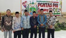 Kontingen Kabupaten Garut menerima penghargaan setelah berhasil meraih Juara Umum II pada Pentas Pendidikan Agama Islam Jenjang SD Tingkat Provinsi Jawa Barat 2026