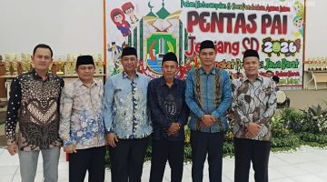 Kontingen Kabupaten Garut menerima penghargaan setelah berhasil meraih Juara Umum II pada Pentas Pendidikan Agama Islam Jenjang SD Tingkat Provinsi Jawa Barat 2026