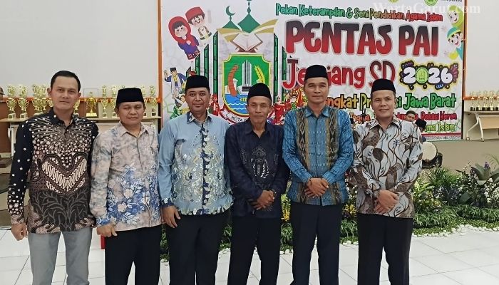 Kontingen Kabupaten Garut menerima penghargaan setelah berhasil meraih Juara Umum II pada Pentas Pendidikan Agama Islam Jenjang SD Tingkat Provinsi Jawa Barat 2026