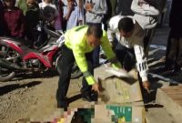 Petugas kepolisian melakukan olah tempat kejadian perkara (TKP) setelah kecelakaan tunggal yang menewaskan seorang pengendara sepeda motor di Kecamatan Cilawu, Kabupaten Garut.( Dok: ‎tribratanews.jabar.polri.go.id)