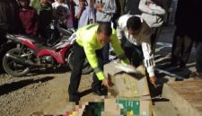 Petugas kepolisian melakukan olah tempat kejadian perkara (TKP) setelah kecelakaan tunggal yang menewaskan seorang pengendara sepeda motor di Kecamatan Cilawu, Kabupaten Garut.( Dok: tribratanews.jabar.polri.go.id)