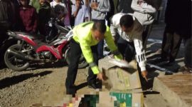 Petugas kepolisian melakukan olah tempat kejadian perkara (TKP) setelah kecelakaan tunggal yang menewaskan seorang pengendara sepeda motor di Kecamatan Cilawu, Kabupaten Garut.( Dok: ‎tribratanews.jabar.polri.go.id)