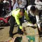 Petugas kepolisian melakukan olah tempat kejadian perkara (TKP) setelah kecelakaan tunggal yang menewaskan seorang pengendara sepeda motor di Kecamatan Cilawu, Kabupaten Garut.( Dok: ‎tribratanews.jabar.polri.go.id)