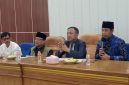 Kepala Kementerian Agama Kabupaten Garut, Dr. H. Saepulloh, M.Pd., memberikan keterangan kepada awak media usai pengumuman seleksi calon pimpinan BAZNAS Kabupaten Garut di Aula Kantor MUI Garut, Rabu (22/7/2026).