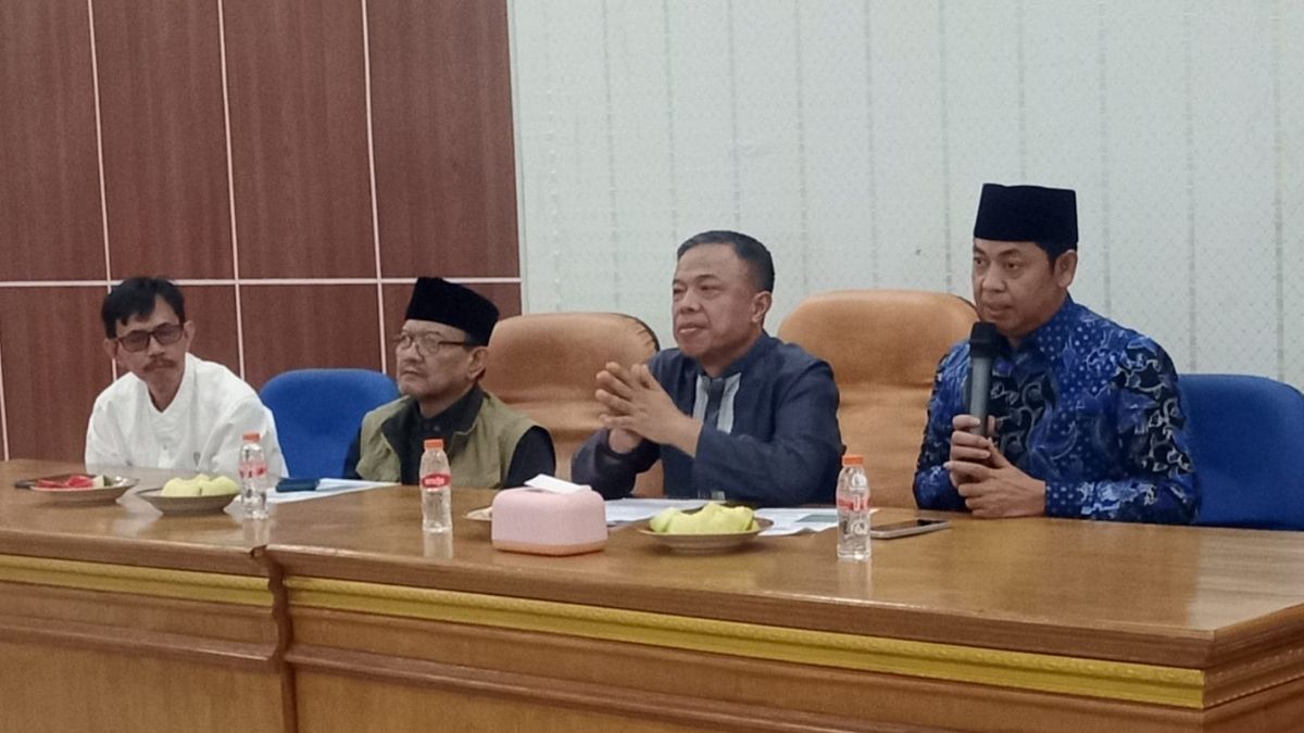 Kepala Kementerian Agama Kabupaten Garut, Dr. H. Saepulloh, M.Pd., memberikan keterangan kepada awak media usai pengumuman seleksi calon pimpinan BAZNAS Kabupaten Garut di Aula Kantor MUI Garut, Rabu (22/7/2026).