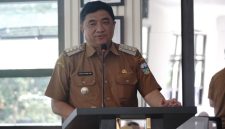 Bupati Garut Abdusy Syakur Amin memimpin rapat koordinasi lintas sektor untuk mempercepat pengentasan kemiskinan ekstrem di Kabupaten Garut.