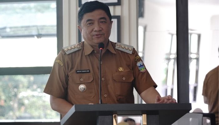 Bupati Garut Abdusy Syakur Amin memimpin rapat koordinasi lintas sektor untuk mempercepat pengentasan kemiskinan ekstrem di Kabupaten Garut.