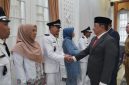 Bupati Garut Abdusy Syakur Amin melantik tiga Kepala Desa hasil Pemilihan Antar Waktu (PAW) 2026 di Ruang Pamengkang, Garut Kota, Selasa (14/7/2026).