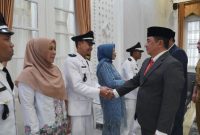 Bupati Garut Abdusy Syakur Amin melantik tiga Kepala Desa hasil Pemilihan Antar Waktu (PAW) 2026 di Ruang Pamengkang, Garut Kota, Selasa (14/7/2026).