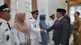 Bupati Garut Abdusy Syakur Amin melantik tiga Kepala Desa hasil Pemilihan Antar Waktu (PAW) 2026 di Ruang Pamengkang, Garut Kota, Selasa (14/7/2026).