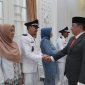 Bupati Garut Abdusy Syakur Amin melantik tiga Kepala Desa hasil Pemilihan Antar Waktu (PAW) 2026 di Ruang Pamengkang, Garut Kota, Selasa (14/7/2026).