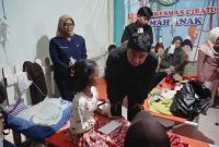 Bupati Garut Abdusy Syakur Amin mengunjungi korban dugaan keracunan Makanan Bergizi Gratis