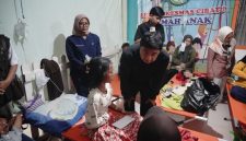 Bupati Garut Abdusy Syakur Amin mengunjungi korban dugaan keracunan Makanan Bergizi Gratis
