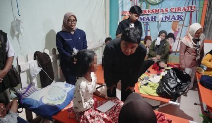 Bupati Garut meninjau korban keracunan MBG di Puskesmas Cibatu, Kabupaten Garut