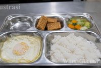 Petugas kesehatan menangani sejumlah santri yang mengalami dugaan keracunan setelah mengonsumsi Makanan Bergizi Gratis di Kecamatan Cibatu, Kabupaten Garut.