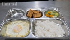 Petugas kesehatan menangani sejumlah santri yang mengalami dugaan keracunan setelah mengonsumsi Makanan Bergizi Gratis di Kecamatan Cibatu, Kabupaten Garut.