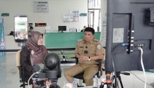 Bupati Garut Abdusy Syakur Amin menghadiri Podcast Rotinsulu Care Live di Klinik Utama Dr. H.A. Rotinsulu Garut.