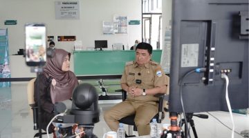 Bupati Garut Abdusy Syakur Amin menghadiri Podcast Rotinsulu Care Live di Klinik Utama Dr. H.A. Rotinsulu Garut.