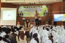 Aiptu Umar Taufik memberikan edukasi pencegahan bullying, bahaya narkoba, dan pendidikan karakter kepada 450 siswa baru MAN 1 Garut dalam kegiatan MATAMUDA 2026. (Foto: Humas Polres Garut)