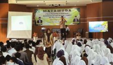 Aiptu Umar Taufik memberikan edukasi pencegahan bullying, bahaya narkoba, dan pendidikan karakter kepada 450 siswa baru MAN 1 Garut dalam kegiatan MATAMUDA 2026. (Foto: Humas Polres Garut)