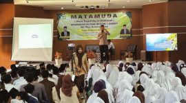 Aiptu Umar Taufik memberikan edukasi pencegahan bullying, bahaya narkoba, dan pendidikan karakter kepada 450 siswa baru MAN 1 Garut dalam kegiatan MATAMUDA 2026. (Foto: Humas Polres Garut)
