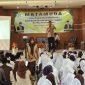 Aiptu Umar Taufik memberikan edukasi pencegahan bullying, bahaya narkoba, dan pendidikan karakter kepada 450 siswa baru MAN 1 Garut dalam kegiatan MATAMUDA 2026. (Foto: Humas Polres Garut)