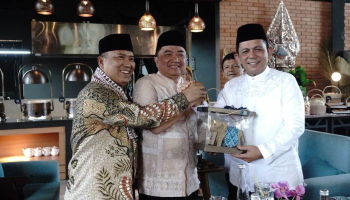 Bupati Garut Abdusy Syakur Amin menerima kunjungan Gubernur Kepulauan Riau Ansar Ahmad untuk membahas peluang kerja sama pembangunan dan pariwisata di Garut.