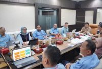 Bupati Garut Abdusy Syakur Amin memimpin rapat pembahasan penetapan modal dasar Perumda Air Minum Tirta Intan Garut sebagai langkah memperkuat layanan air bersih hingga 2037