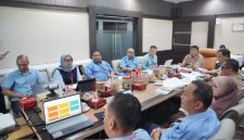 Bupati Garut Abdusy Syakur Amin memimpin rapat pembahasan penetapan modal dasar Perumda Air Minum Tirta Intan Garut sebagai langkah memperkuat layanan air bersih hingga 2037