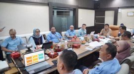 Bupati Garut Abdusy Syakur Amin memimpin rapat pembahasan penetapan modal dasar Perumda Air Minum Tirta Intan Garut sebagai langkah memperkuat layanan air bersih hingga 2037