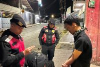 Tim Patroli Presisi Sat Samapta Polres Garut mengamankan dua pemuda setelah menerima laporan masyarakat terkait dugaan membawa senjata tajam