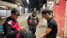 Tim Patroli Presisi Sat Samapta Polres Garut mengamankan dua pemuda setelah menerima laporan masyarakat terkait dugaan membawa senjata tajam