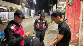 Tim Patroli Presisi Sat Samapta Polres Garut mengamankan dua pemuda setelah menerima laporan masyarakat terkait dugaan membawa senjata tajam