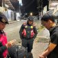 Tim Patroli Presisi Sat Samapta Polres Garut mengamankan dua pemuda setelah menerima laporan masyarakat terkait dugaan membawa senjata tajam