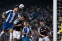 Ilustrasi Pepê mencetak gol kemenangan Porto atas Aston Villa.