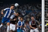 Ilustrasi Pepê mencetak gol kemenangan Porto atas Aston Villa.