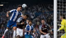 Ilustrasi Pepê mencetak gol kemenangan Porto atas Aston Villa.