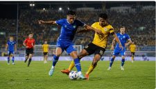Duel pemain Persib Bandung dan Tampines Rovers pada pertandingan Grup A Piala Presiden 2026. (ilustrasi)
