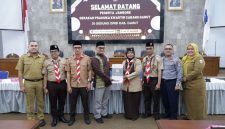 Wakil Ketua DPRD Kabupaten Garut H. Subhan Fahmi memberikan motivasi kepada kontingen Pramuka Garut menjelang keberangkatan ke Jambore Nasional 2026.