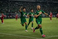 Pemain Persebaya merayakan keunggulan pada laga Grup B Piala Presiden 2026.