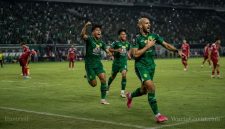 Pemain Persebaya merayakan keunggulan pada laga Grup B Piala Presiden 2026.