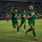 Pemain Persebaya merayakan keunggulan pada laga Grup B Piala Presiden 2026.