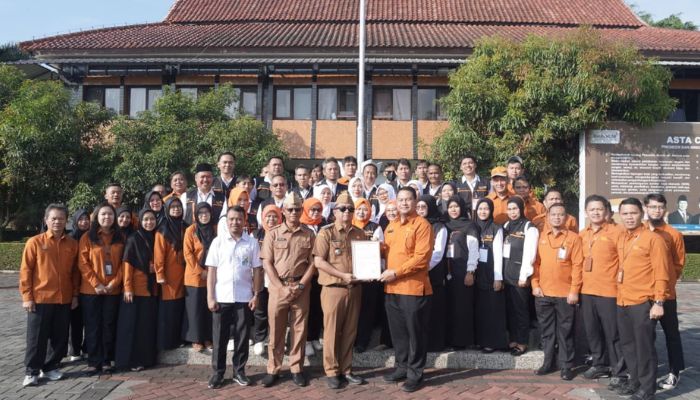 Bupati Garut Abdusy Syakur Amin melepas 2.599 petugas Sensus Ekonomi 2026 di Lapangan Setda Garut