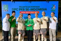 Ketua DPC PKB Kabupaten Garut, Subhan Fahmi, bersama jajaran pengurus usai menerima pengukuhan kepengurusan dari Ketua Umum DPP PKB, Muhaimin Iskandar