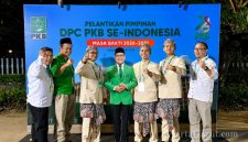 Ketua DPC PKB Kabupaten Garut, Subhan Fahmi, bersama jajaran pengurus usai menerima pengukuhan kepengurusan dari Ketua Umum DPP PKB, Muhaimin Iskandar