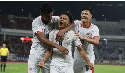 Duel pemain Timnas Indonesia melawan Timor Leste.